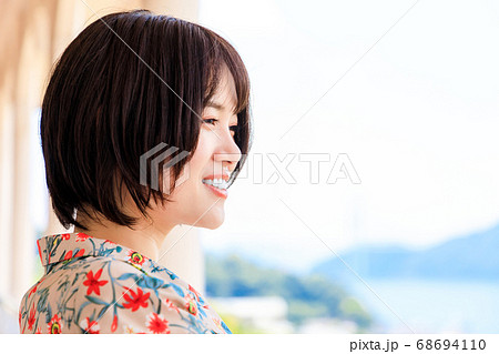 長崎観光をする若い女性 長崎観光をする若い女性 68694110