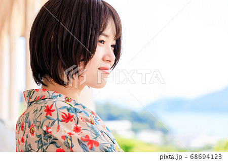 長崎観光をする若い女性 長崎観光をする若い女性 68694123