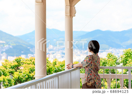 長崎観光をする若い女性 長崎観光をする若い女性 68694125