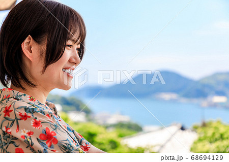 長崎観光をする若い女性 長崎観光をする若い女性 68694129