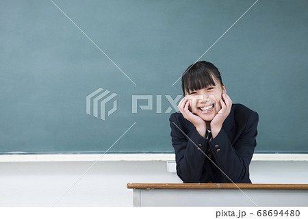 中学生　高校生　女子　ポートレート 68694480