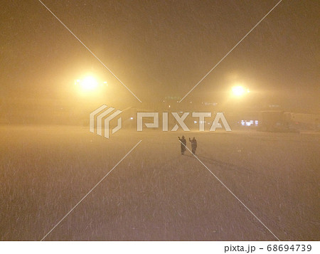 吹雪の中で乗客を見送る地上係員 吹雪の中で乗客を見送る地上係員 68694739