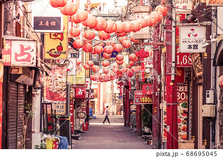 早朝の横浜中華街の街並みの写真素材