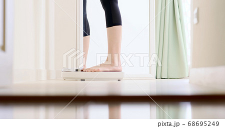 woman stand on the scale 68695249