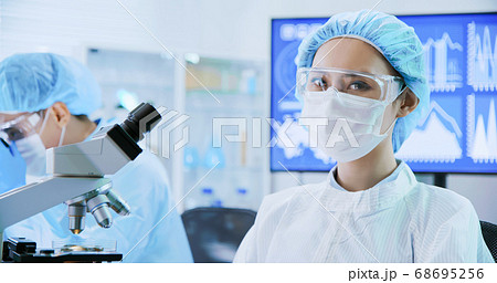 asian scientist use microscope asian scientist use microscope 68695256