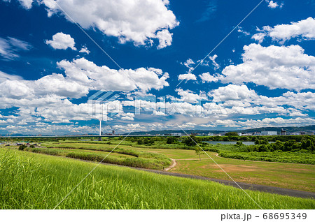 淀川河川公園の夏空風景 68695349