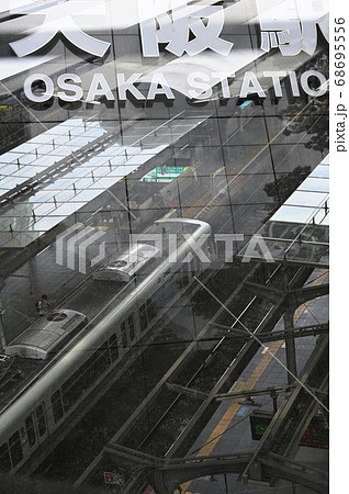 大阪駅構内の電車風景 68695556