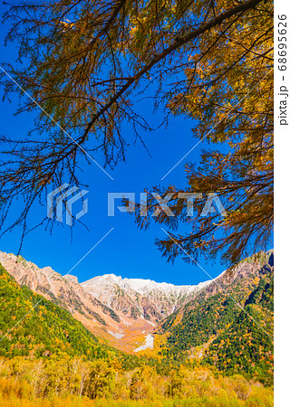 紅葉最盛期の上高地【長野県】 紅葉最盛期の上高地【長野県】 68695626