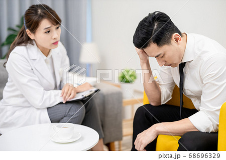 Psychologist see her patient 68696329