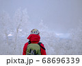 雪山と登山者 68696339