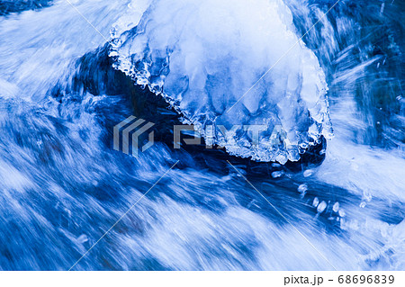 秘境裏匹見峡の凍結した水滴です 自然が造る凍り付く現場の風景です 広島県の写真素材