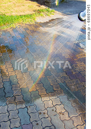 ホースで水を撒いて虹を作る 68697045