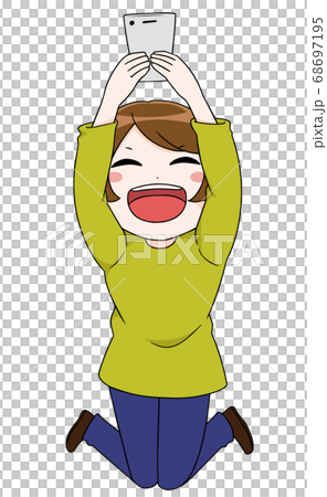 拿著智能手機和提高它的一名微笑的婦女高 拿著智能手機和提高它的一名微笑的婦女高 68697195