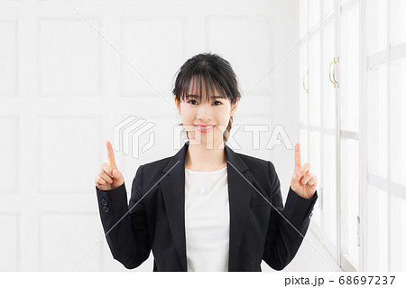 人差し指でポイントを示す若い女性 68697237
