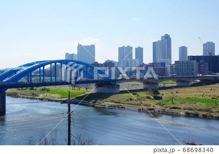 多摩川浅間神社から多摩川越しに丸子橋と武蔵小杉方面を望む 68698340