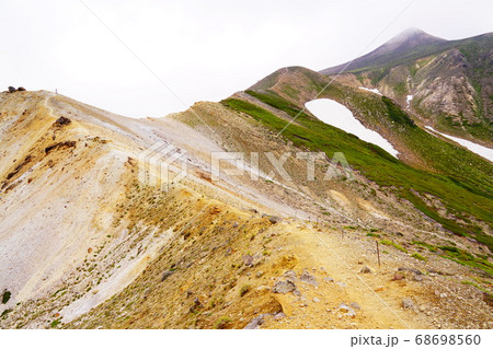 十勝岳登山　上ホロ避難小屋辺りから見る十勝岳 68698560