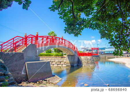 鹿児島県いちき串木野市の照島公園に掛かっている赤い照島橋 68698840