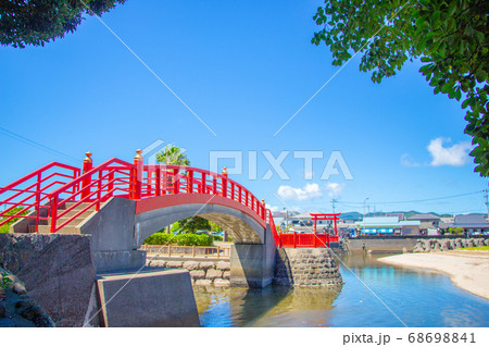 鹿児島県いちき串木野市の照島公園に掛かっている赤い照島橋 68698841