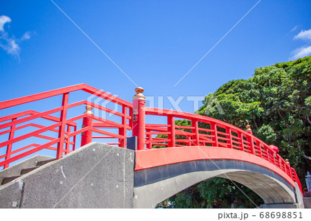 鹿児島県いちき串木野市の照島公園に掛かっている赤い照島橋 68698851