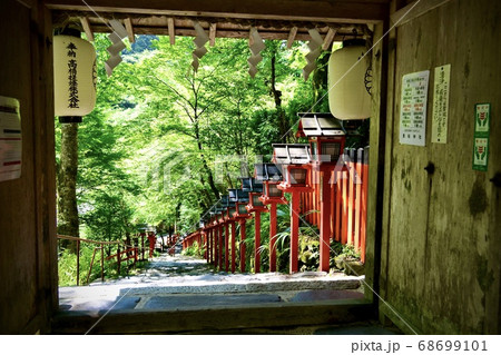 京都初夏の貴船神社参門から見える赤い灯籠の写真素材