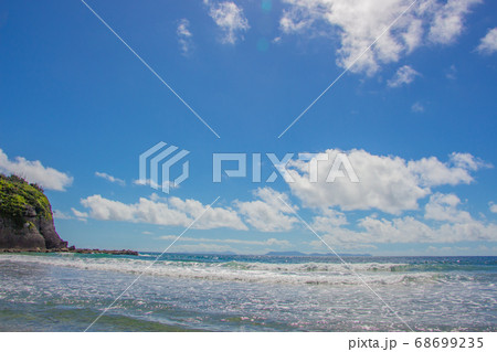 鹿児島県薩摩川内市の西方海岸の絶景　青い夏空と美しい浜辺 68699235