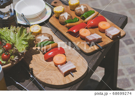 バーベキュー　串焼き 68699274