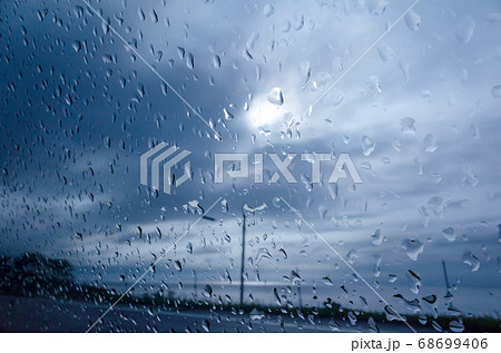 窓についた雨粒 68699406