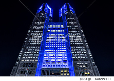 東京都庁が夜にライトアップされているの写真素材