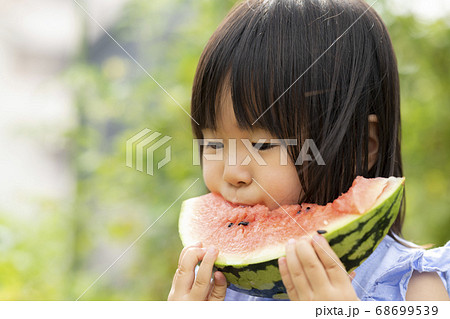 畑で採れた新鮮なスイカを食べる子供 畑で採れた新鮮なスイカを食べる子供 68699539