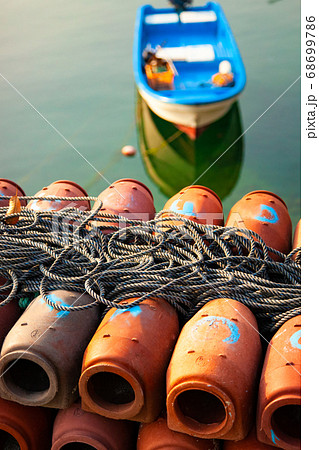 タコツボの並ぶ漁港風景。タコは清潔好きのためタコツボを清掃して干しています。瀬戸内海・広島県 68699786