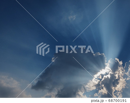雷雨雲接近による薄明光線 雷雨雲接近による薄明光線 68700191