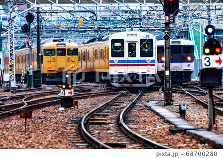 開かずの踏切、朝のラッシュ時風景です。沢山の列車が行き交います。広島駅東愛宕踏切 68700280