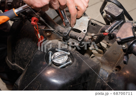 The master conducts disassembly of equipment for The master conducts disassembly of equipment for 68700711