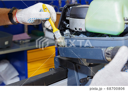The master carries out maintenance of the boat The master carries out maintenance of the boat 68700806