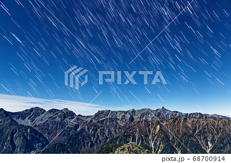 常念岳から見る月明かりの槍・穂高連峰と星空 68700914