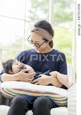 生後5ヶ月の赤ちゃんを抱っこする母親 生後5ヶ月の赤ちゃんを抱っこする母親 68701408