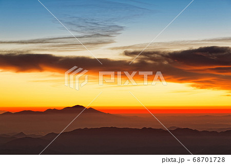 北アルプス・常念岳から見る朝焼けの浅間山 68701728