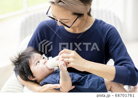 生後5ヶ月の赤ちゃんにミルクをあげる母親 生後5ヶ月の赤ちゃんにミルクをあげる母親 68701761