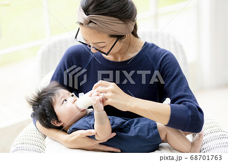 生後5ヶ月の赤ちゃんにミルクをあげる母親 生後5ヶ月の赤ちゃんにミルクをあげる母親 68701763