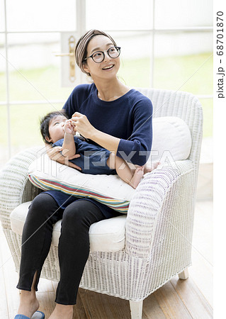 生後5ヶ月の男の子にミルクをあげる母親 68701870