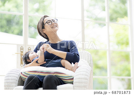 生後5ヶ月の男の子にミルクをあげる母親 68701873