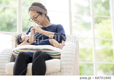 生後5ヶ月の男の子にミルクをあげる母親 生後5ヶ月の男の子にミルクをあげる母親 68701880