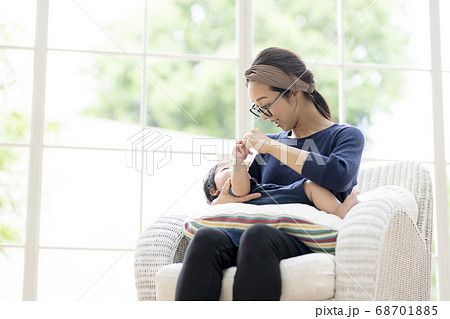 生後5ヶ月の男の子にミルクをあげる母親 68701885