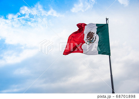 メキシコ　メキシコシティ のソカロにある国旗 68701898