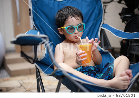 水着で飲み物を飲む男の子 水着で飲み物を飲む男の子 68701901