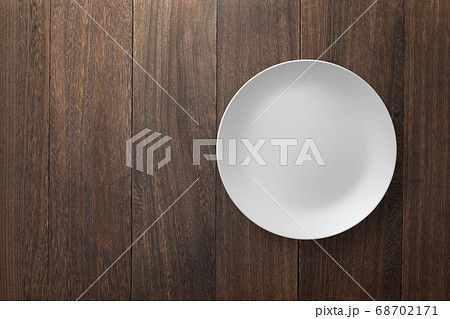 天然木のテーブルに白い丸皿 真俯瞰 のイラスト素材