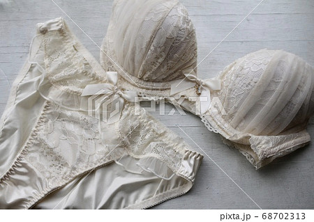 セットアップの女性用下着　ブラジャーとショーツ 68702313