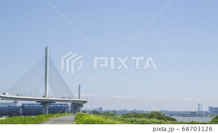 荒川河川敷と首都高速中央環状線 荒川河川敷と首都高速中央環状線 68703126