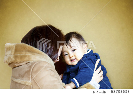 お母さんと赤ちゃんがおでこをくっつける 68703633