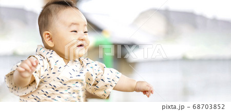 はしゃいでいる赤ちゃん はしゃいでいる赤ちゃん 68703852